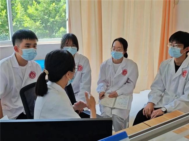 从“医学生”到“医生”—— 温医大大西洋娱乐城
“全科心·海岛情”暑期实践队开展沉浸式职业医生体验 